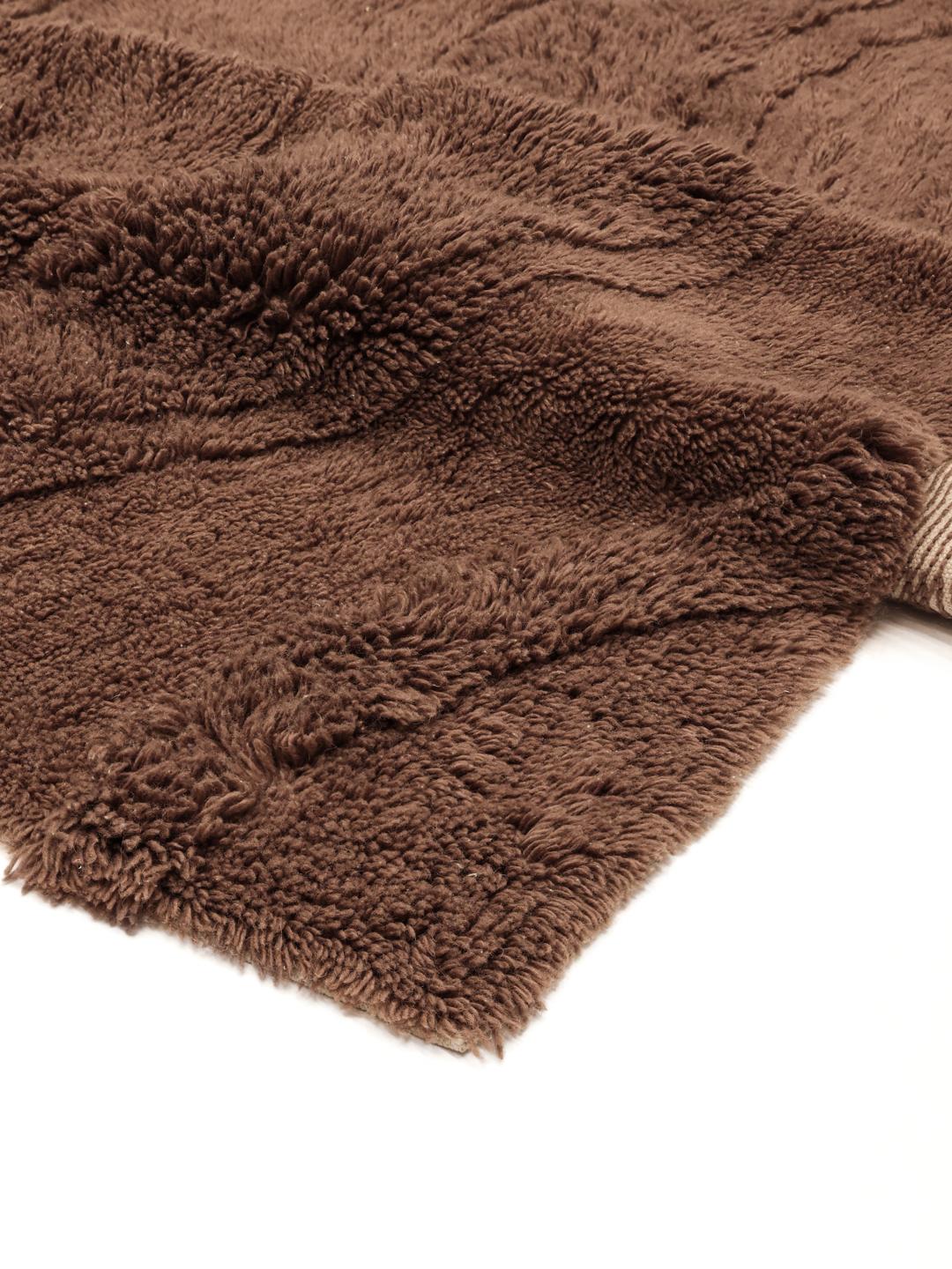 Bruin tapijt met getextureerde hoge en lage pool