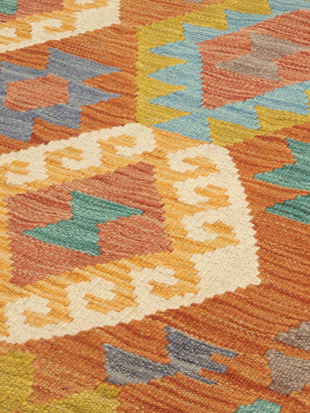 Tappeto Kelim afghano tessuto a mano con motivo geometrico nei toni vibranti dell'arancione e multicolore.