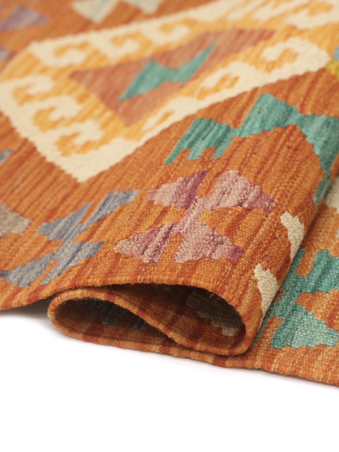 Tappeto Kelim afghano tessuto a mano con motivo geometrico nei toni vibranti dell'arancione e multicolore.