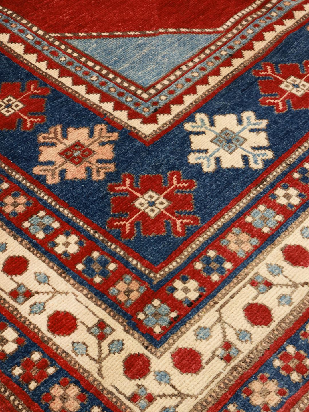 Handgeknüpfter Kazak-Teppich aus Afghanistan in tiefroten und blauen Tönen