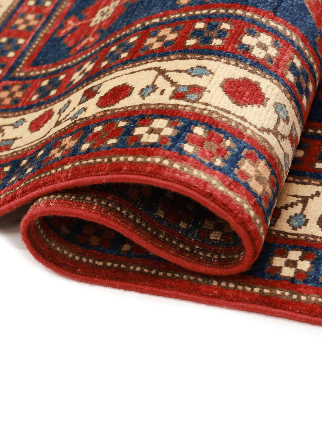 Handgeknüpfter Kazak-Teppich aus Afghanistan in tiefroten und blauen Tönen