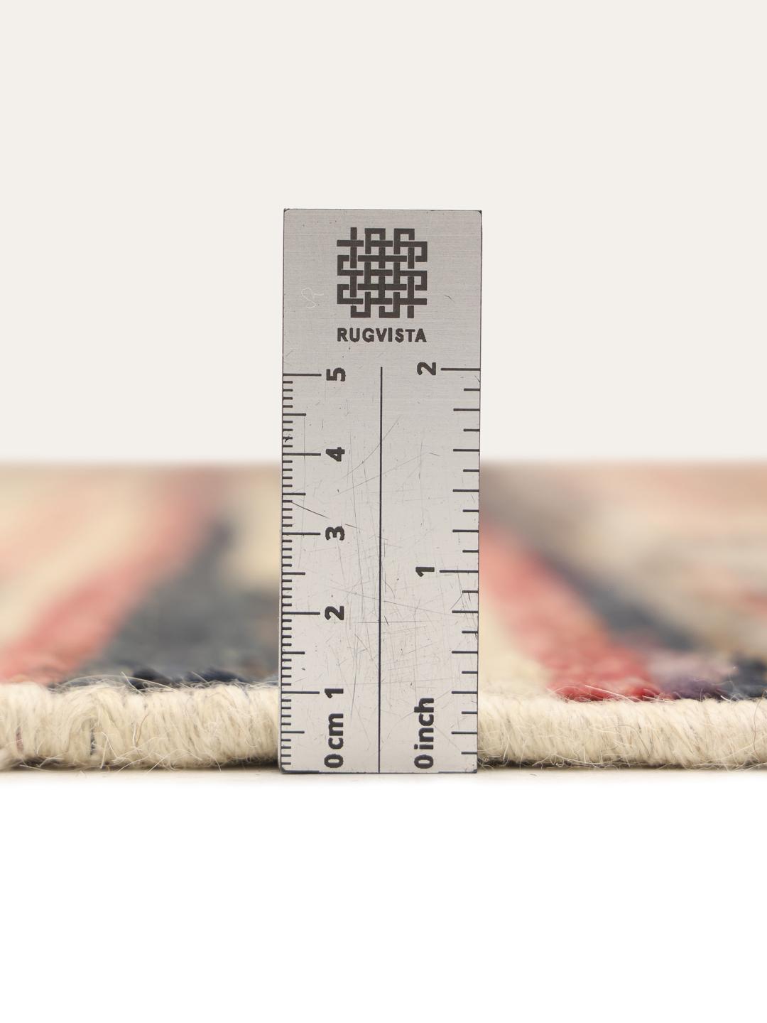 Een groot rechthoekig handgeknoopt Afghaans tapijt met een levendig, veelkleurig gestreept geometrisch patroon.