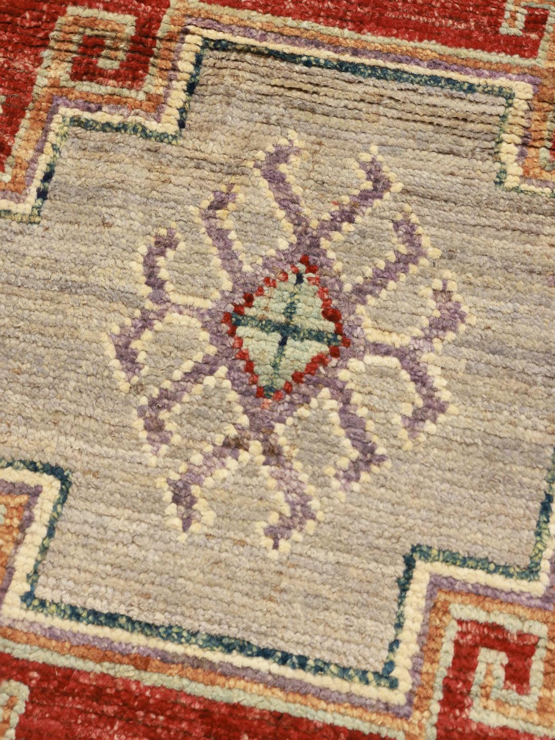 Handgeknoopte Afghaanse Kazak loper in rood met geometrische medaillonpatronen