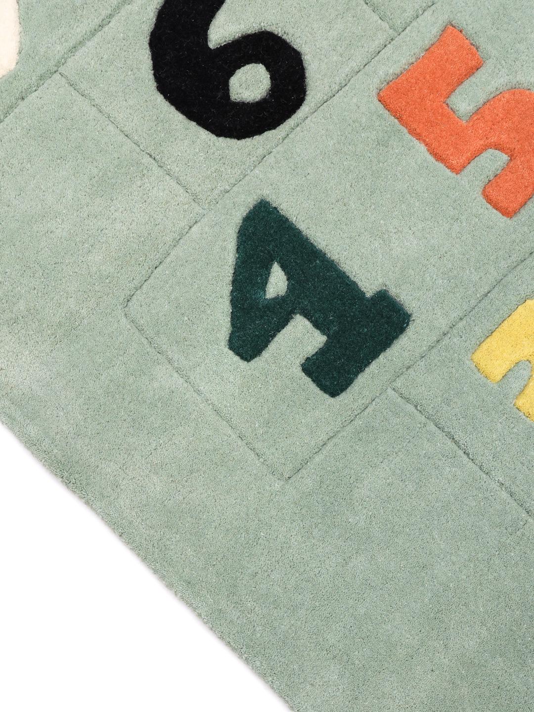 Groene loper met een kleurrijk hinkelspelpatroon