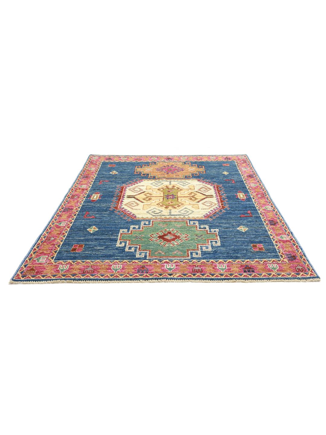 Handgeknoopt Afghaans Kazak-tapijt met een levendig veelkleurig geometrisch patroon op een blauwe ondergrond.