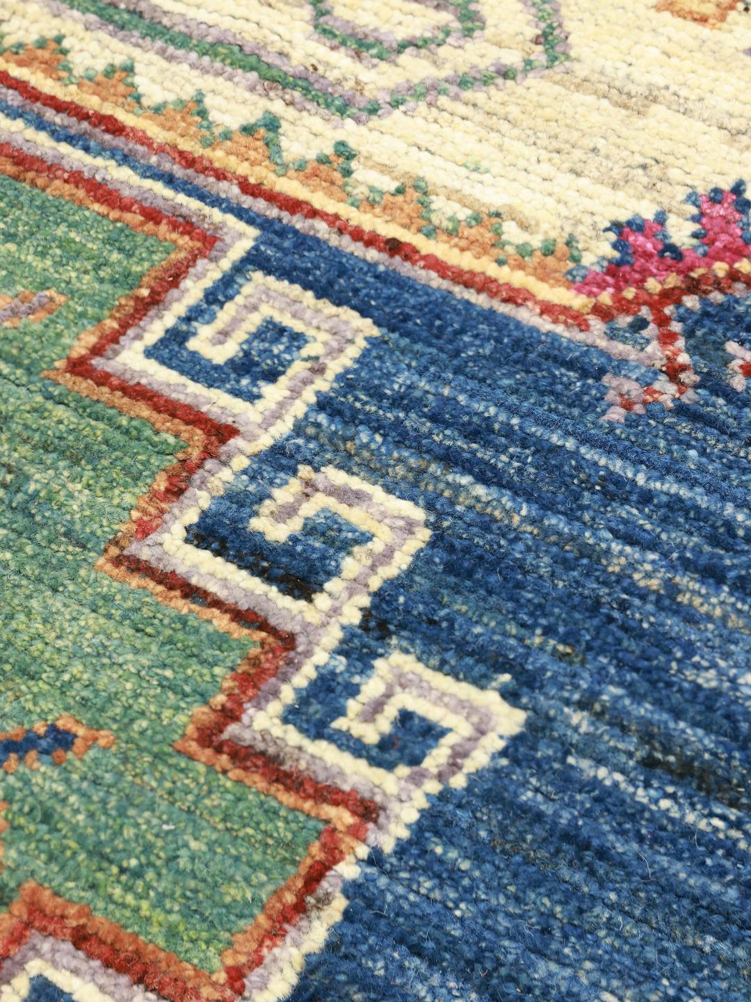 Handgeknoopt Afghaans Kazak-tapijt met een levendig veelkleurig geometrisch patroon op een blauwe ondergrond.