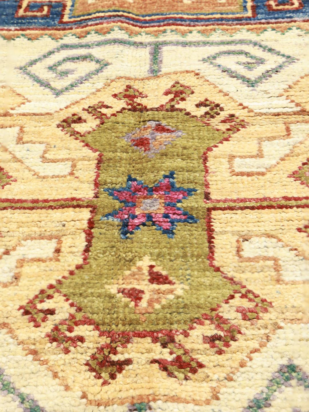 Handgeknoopt Afghaans Kazak-tapijt met een levendig veelkleurig geometrisch patroon op een blauwe ondergrond.