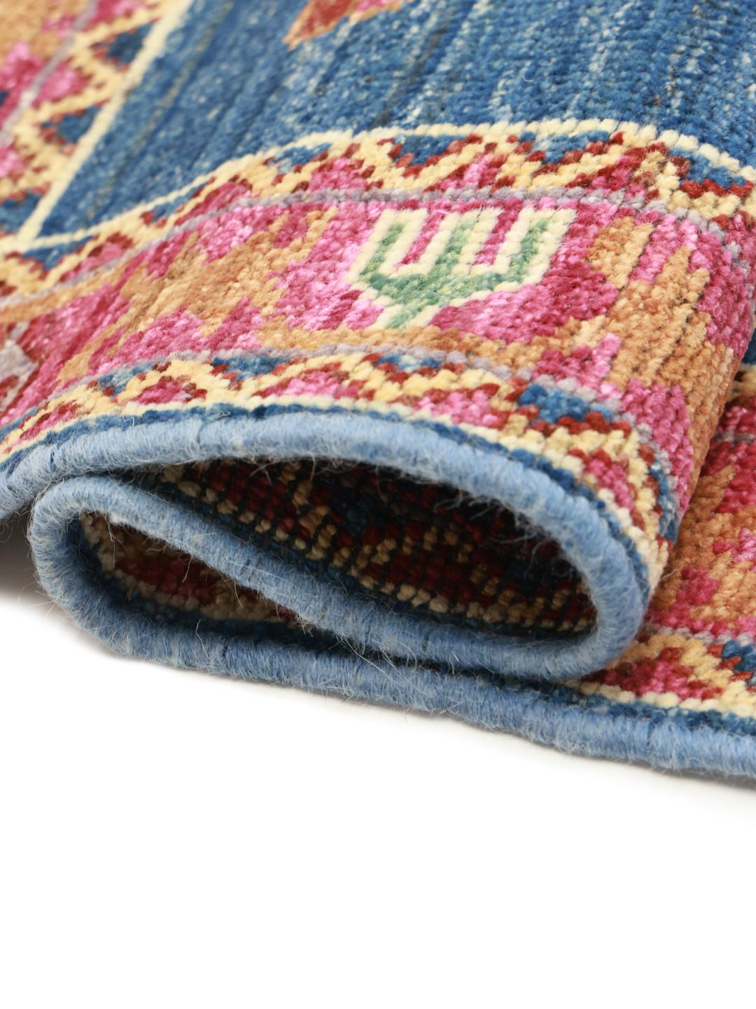 Handgeknoopt Afghaans Kazak-tapijt met een levendig veelkleurig geometrisch patroon op een blauwe ondergrond.