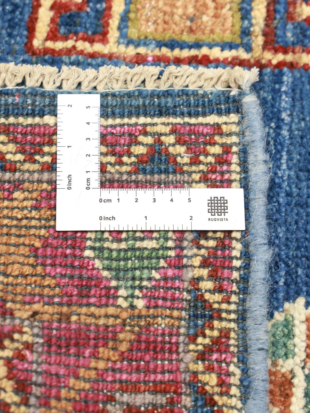 Handgeknoopt Afghaans Kazak-tapijt met een levendig veelkleurig geometrisch patroon op een blauwe ondergrond.