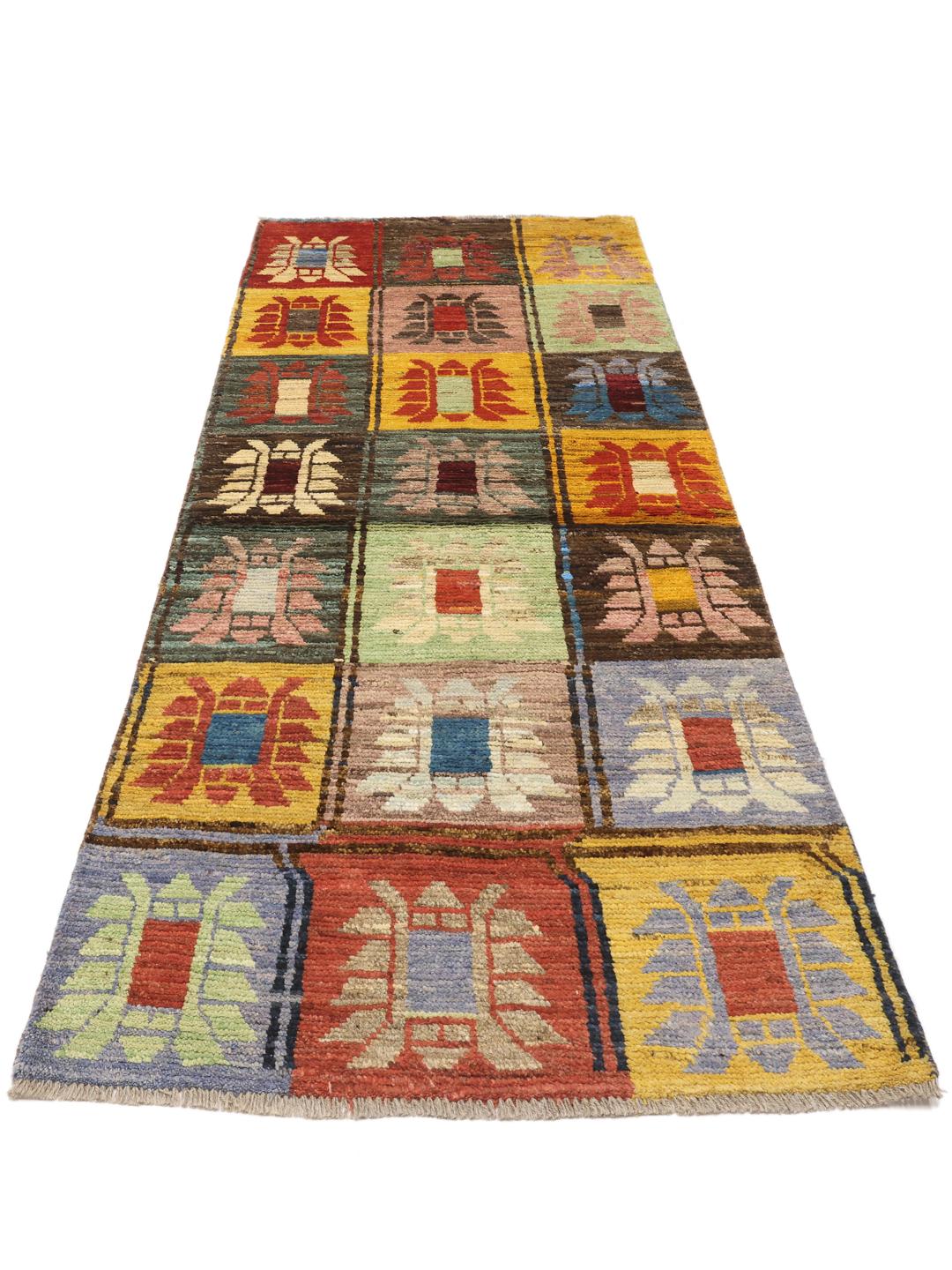 Een levendige, handgeknoopte loper uit Afghanistan met een kleurrijk raster van decoratieve motieven.