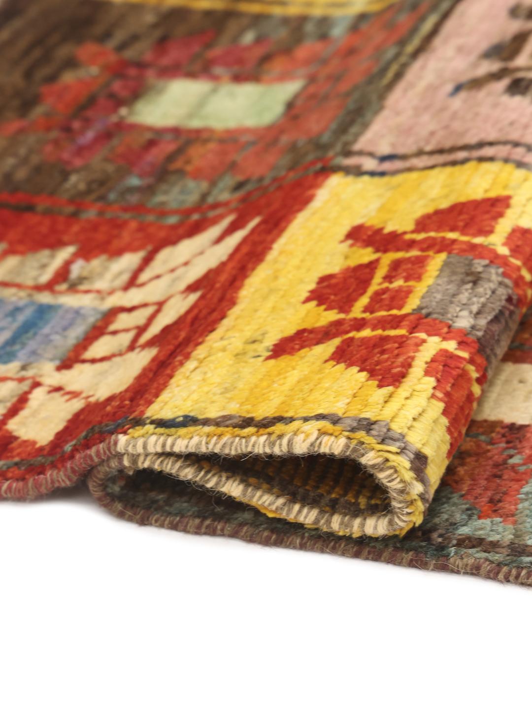 Een levendige, handgeknoopte loper uit Afghanistan met een kleurrijk raster van decoratieve motieven.