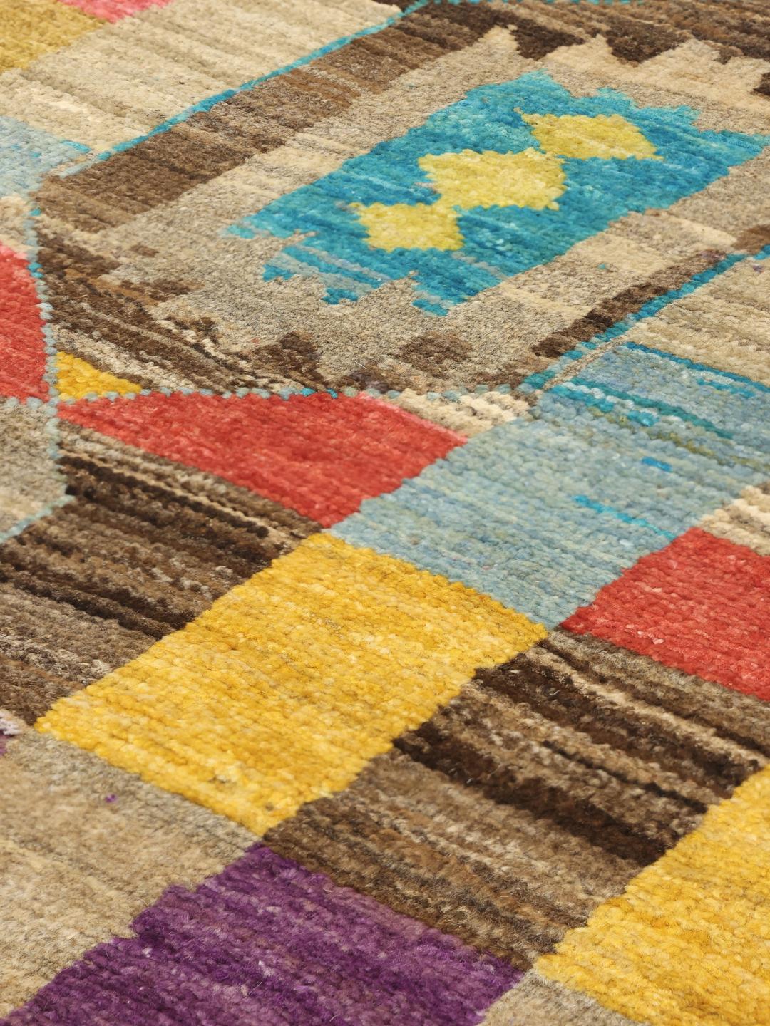 Handgeknoopte Afghaanse loper met een levendig veelkleurig geometrisch patroon