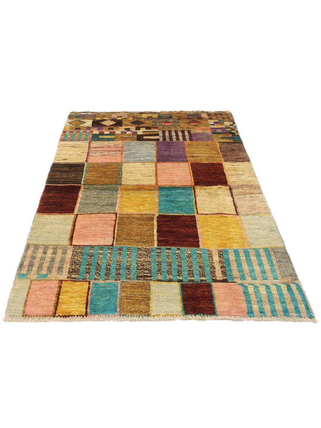 Handgeknoopt multicolor Berber tapijt uit Afghanistan met een speels patchworkontwerp.