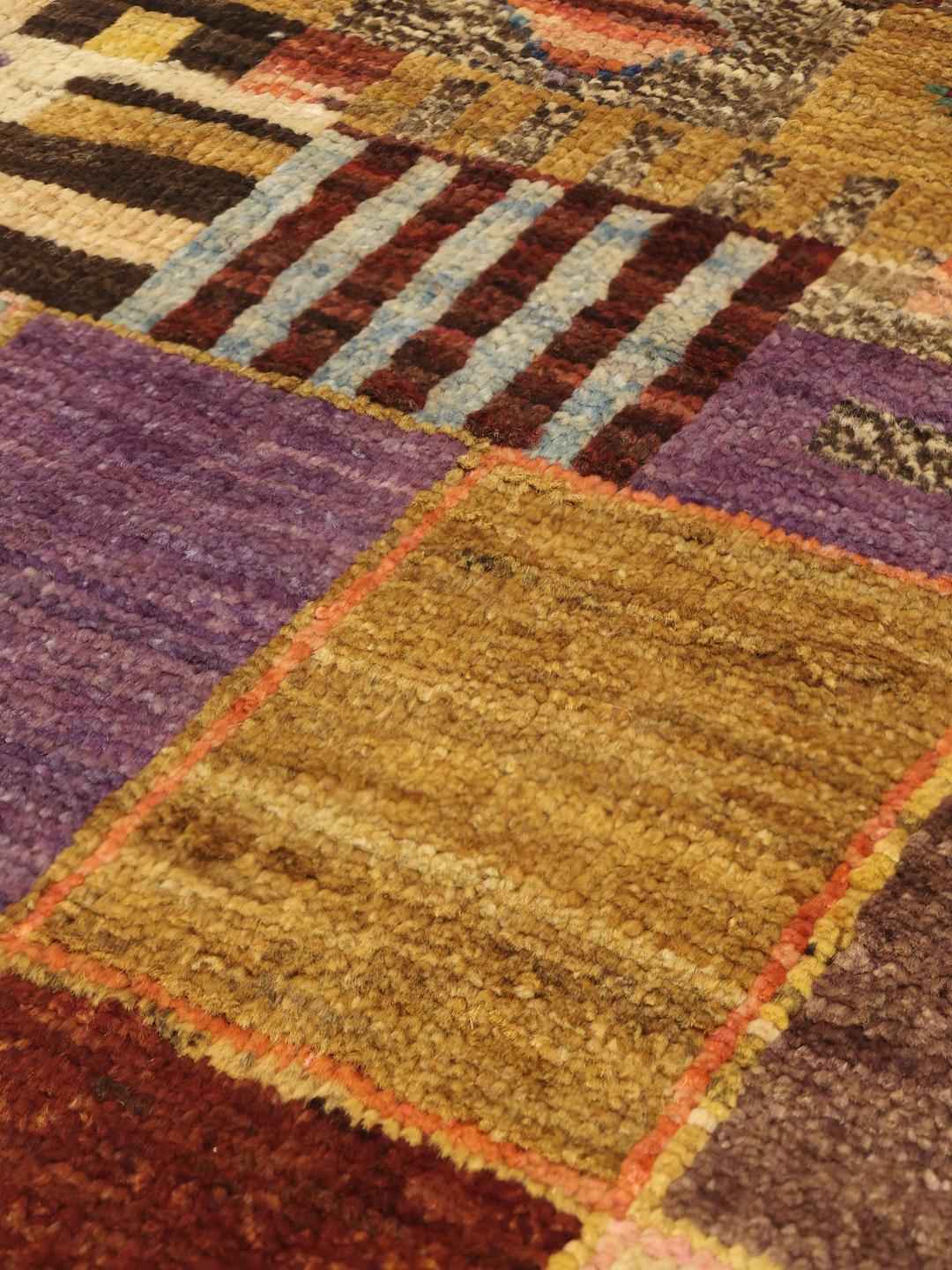 Handgeknoopt multicolor Berber tapijt uit Afghanistan met een speels patchworkontwerp.