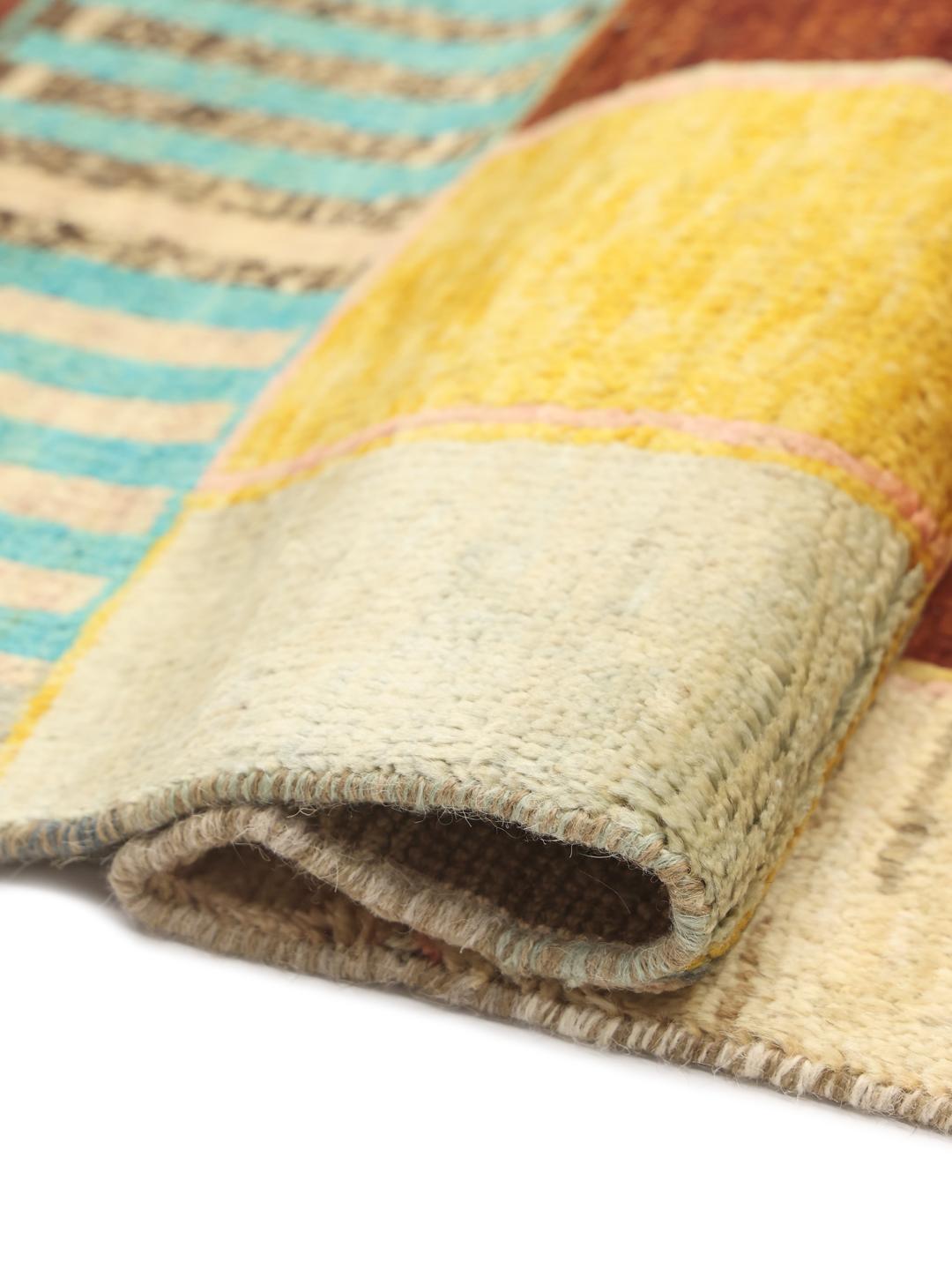 Handgeknoopt multicolor Berber tapijt uit Afghanistan met een speels patchworkontwerp.
