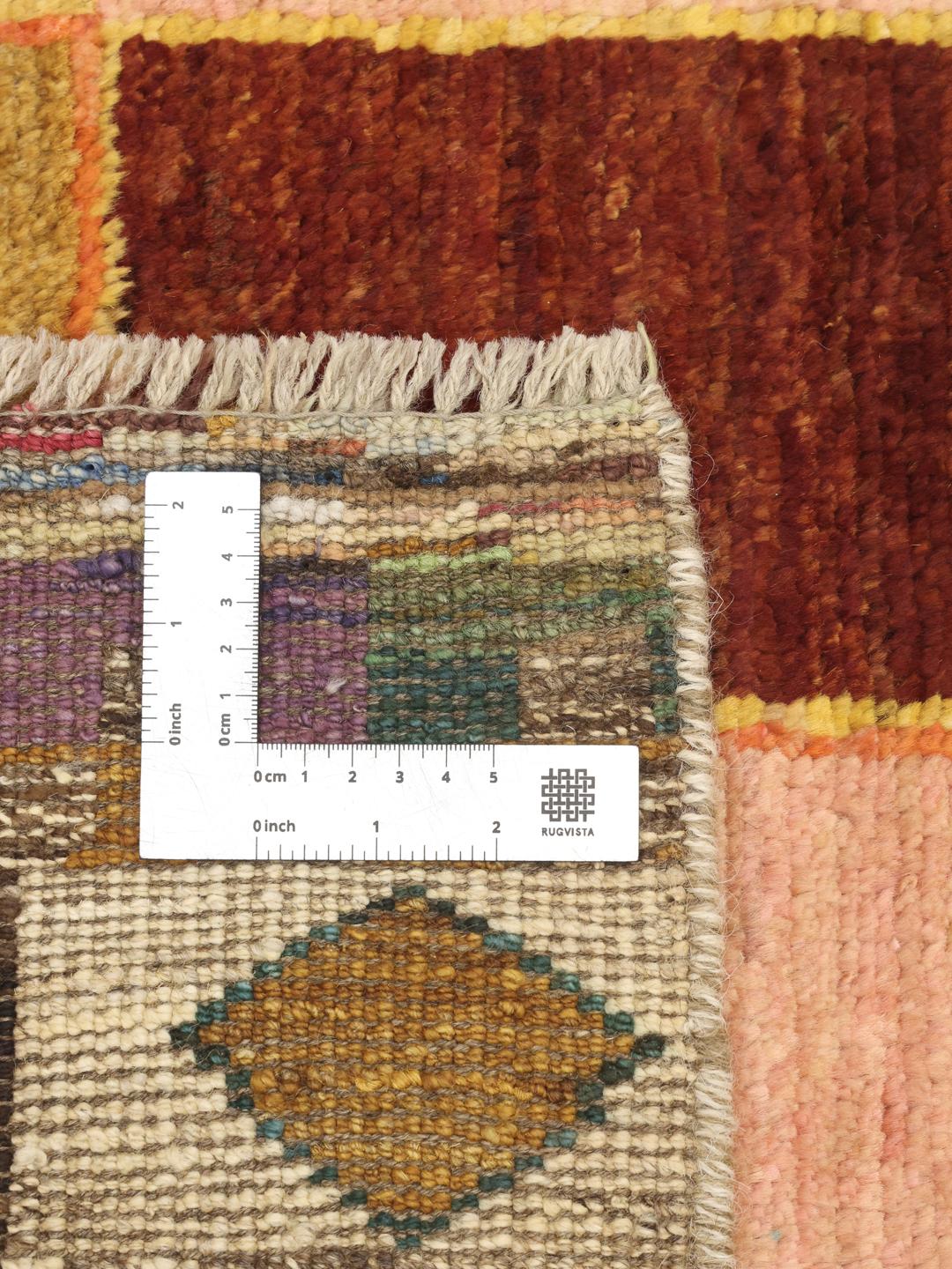 Handgeknoopt multicolor Berber tapijt uit Afghanistan met een speels patchworkontwerp.