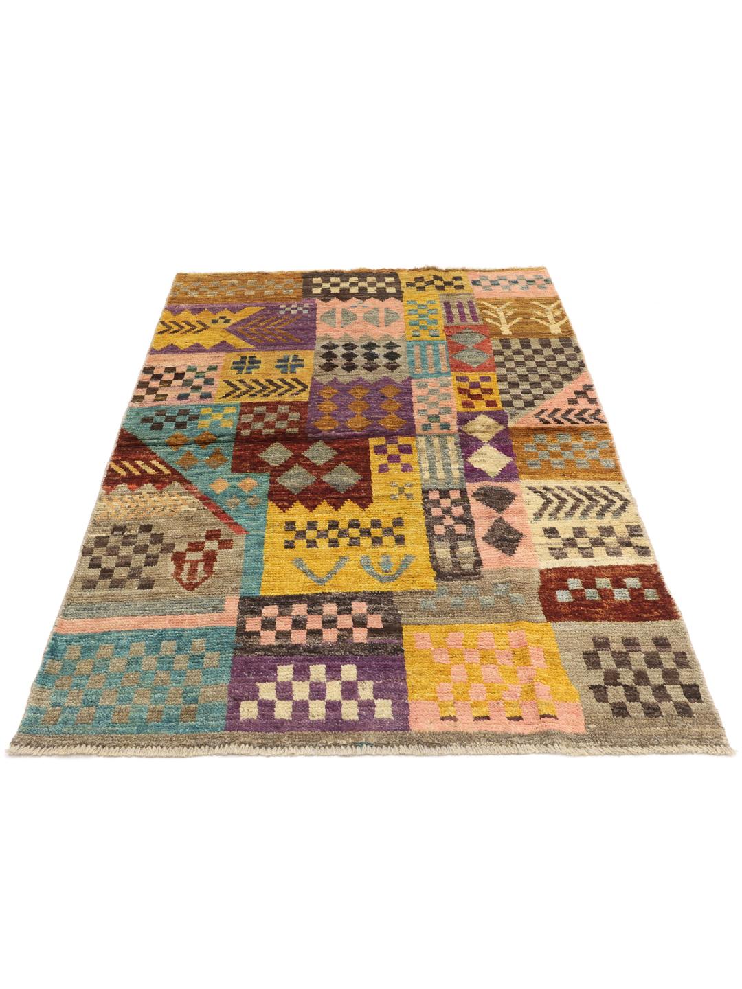 Et levende, håndknyttet Berber-tæppe fra Afghanistan med et farverigt, geometrisk patchwork-design.