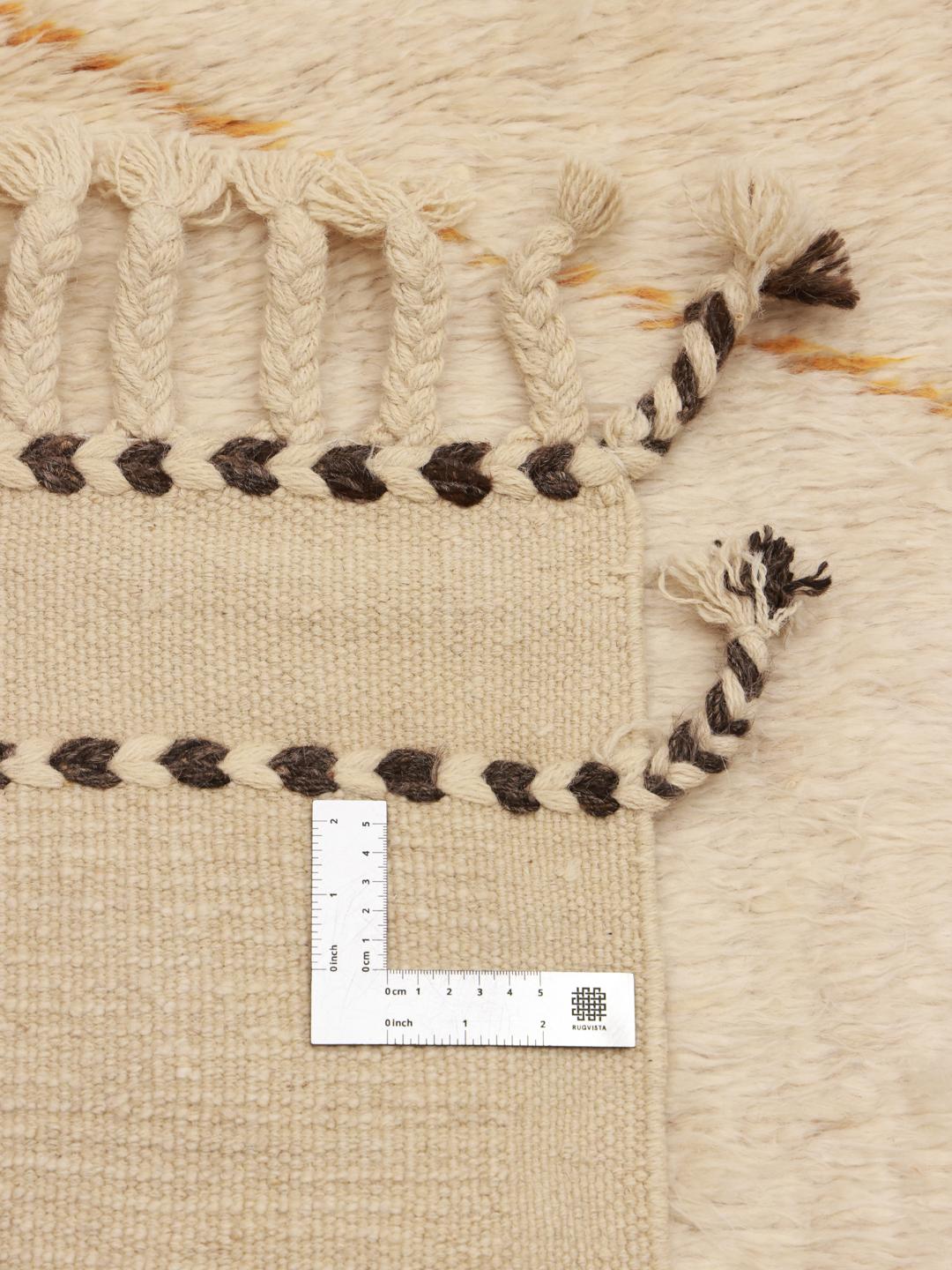 Håndknyttet tæppe i Berber-stil fra Afghanistan i en neutral beige tone med geometriske linjer.