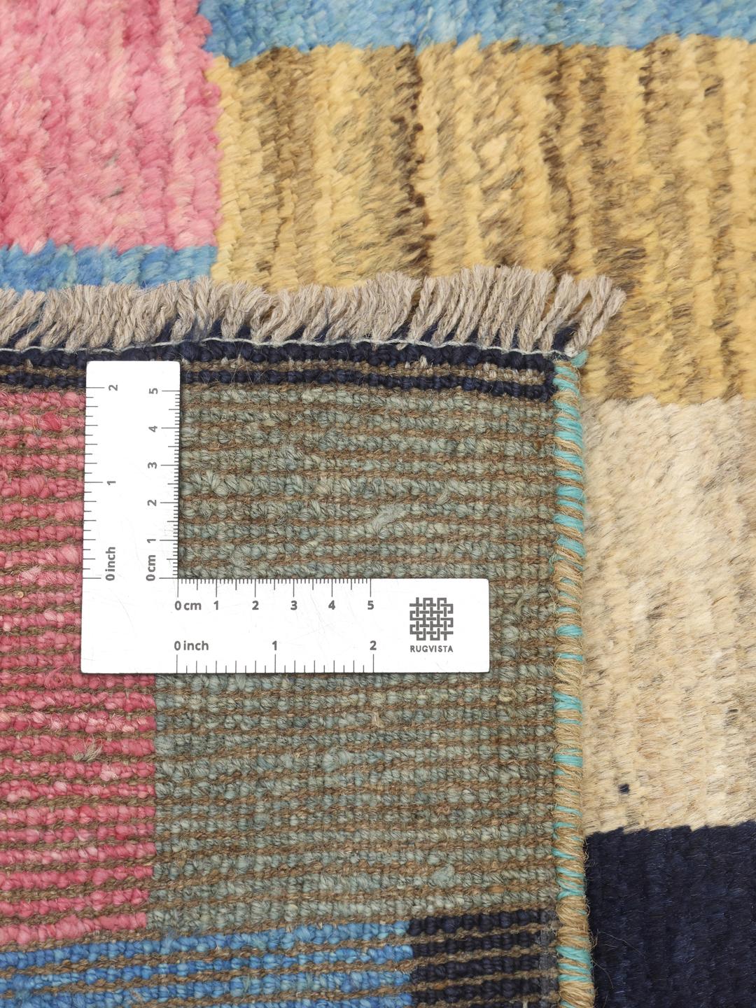 Handgeknoopt tapijt uit het Midden-Oosten met een levendig veelkleurig blokpatroon