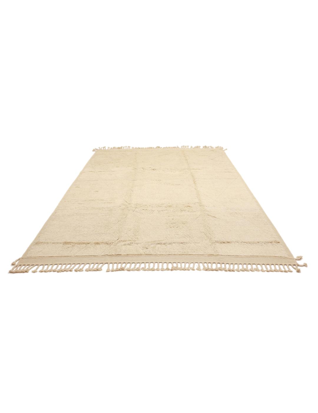 Tapis afghan noué à la main dans un ton beige neutre avec de subtiles lignes géométriques.