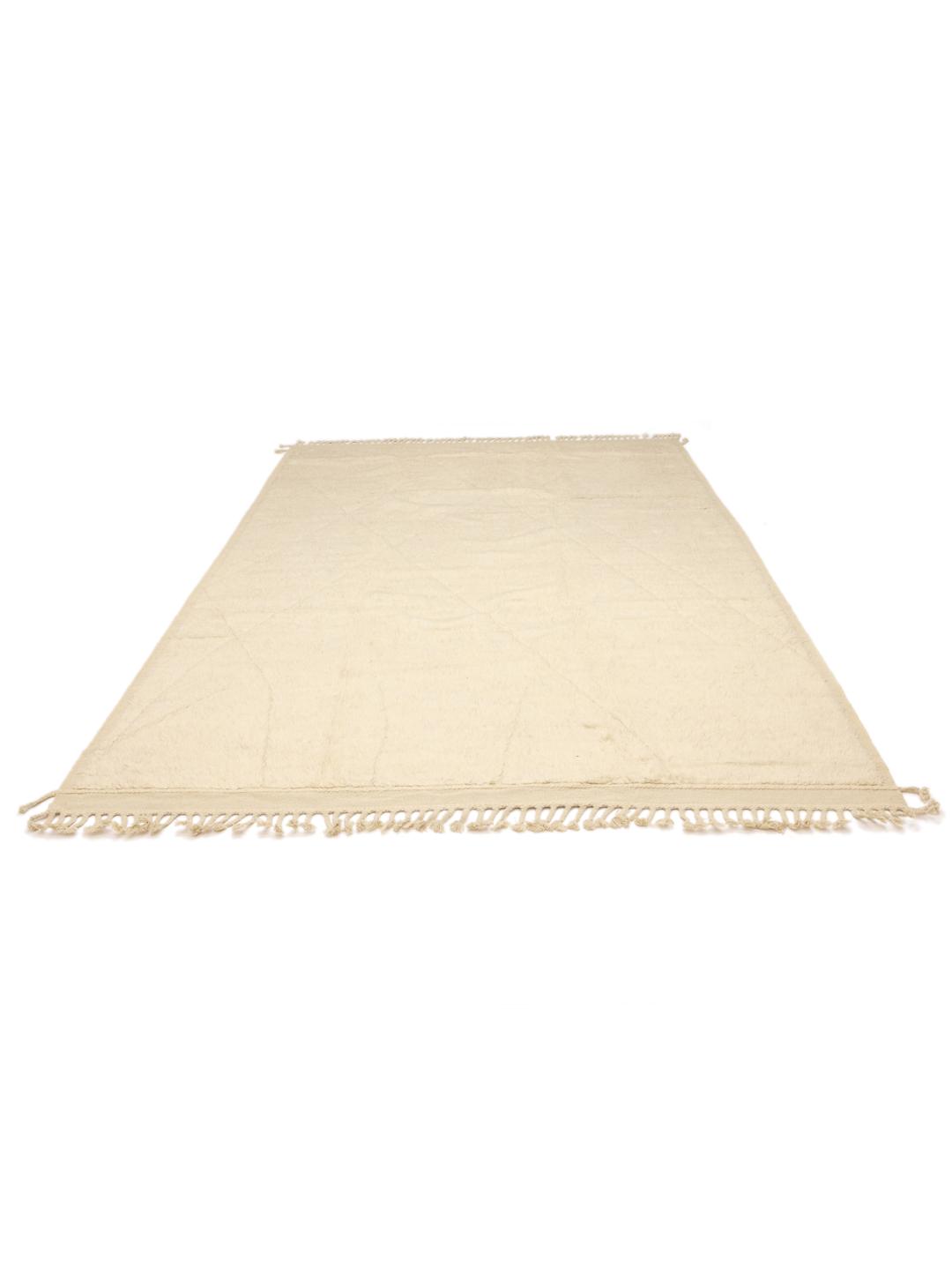 Tapis afghan noué à la main dans un ton beige neutre avec de subtiles lignes géométriques.