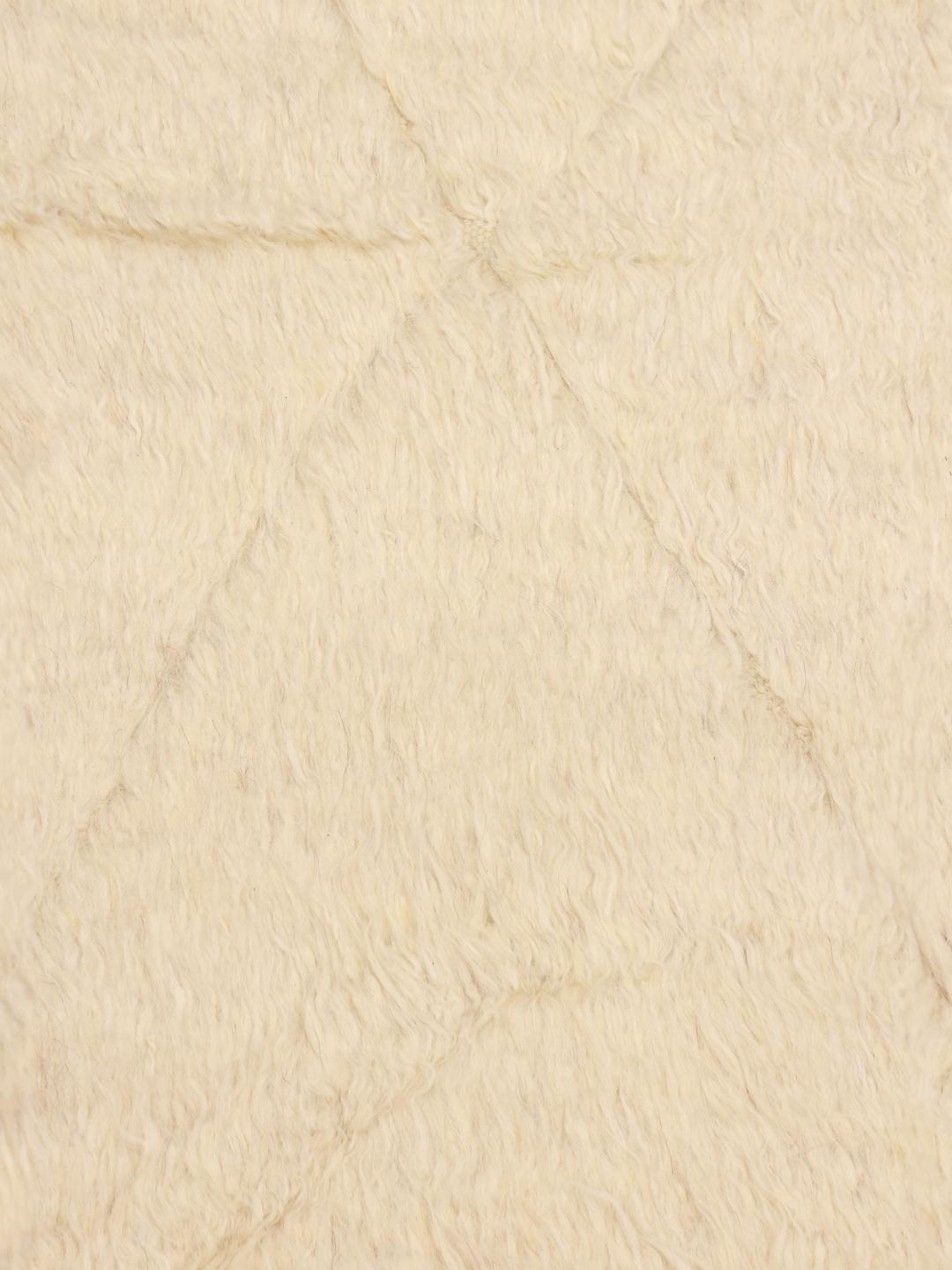Tapis afghan noué à la main dans un ton beige neutre avec de subtiles lignes géométriques.