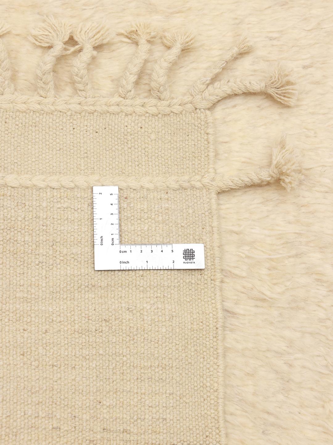 Tapis afghan noué à la main dans un ton beige neutre avec de subtiles lignes géométriques.