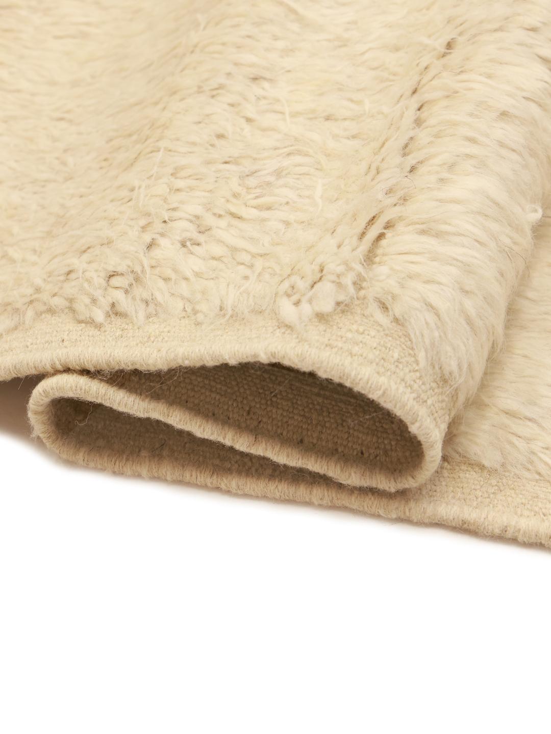 Tapis afghan noué à la main avec un motif géométrique minimaliste en beige et noir.
