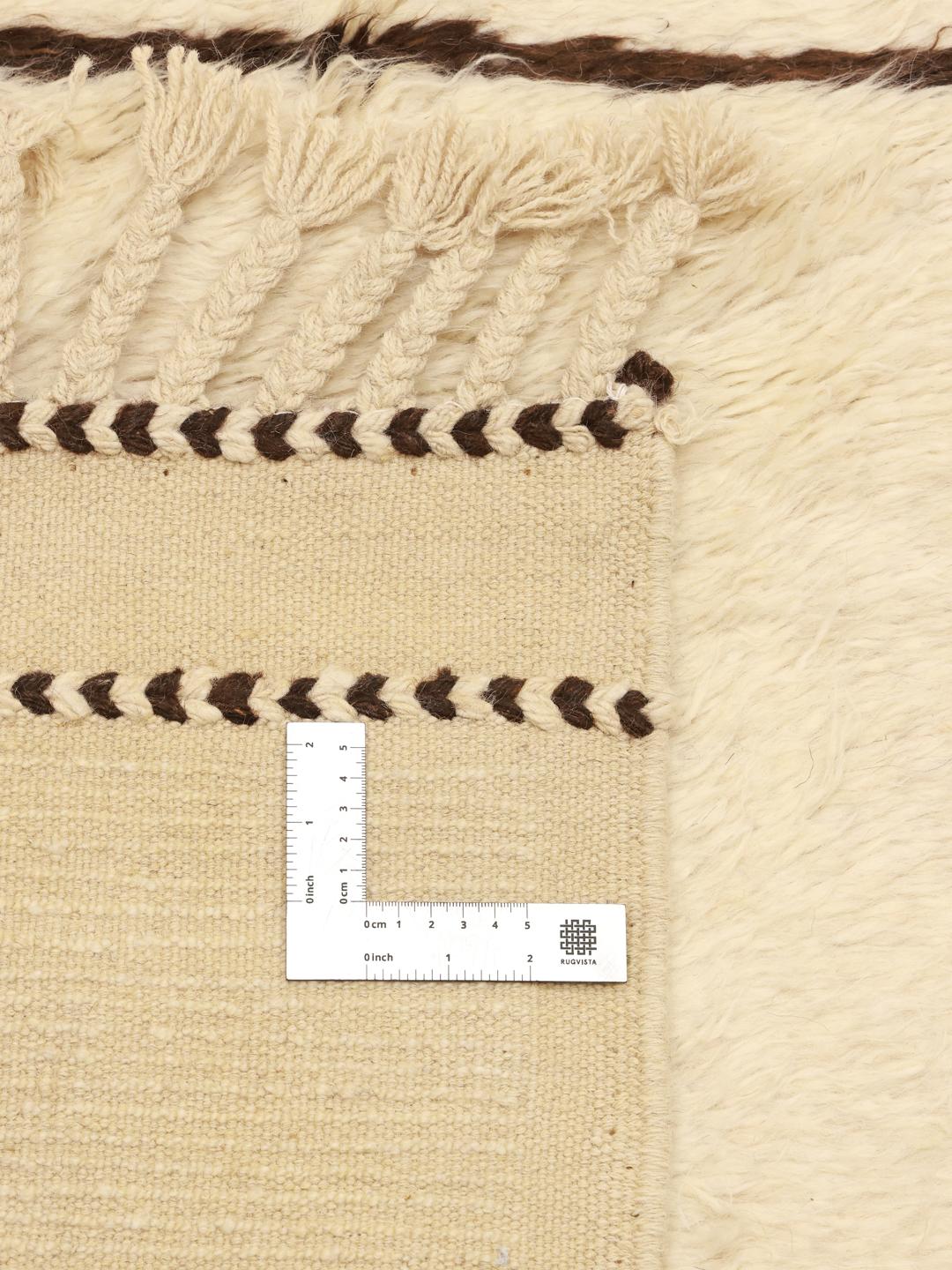 Tapis afghan noué à la main avec un motif géométrique minimaliste en beige et noir.