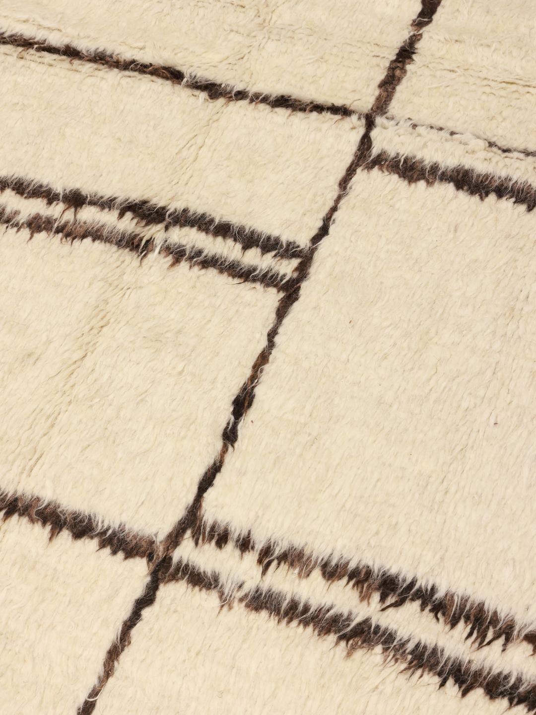 Et håndknyttet beige tæppe med abstrakte mørke linjer fra Afghanistan