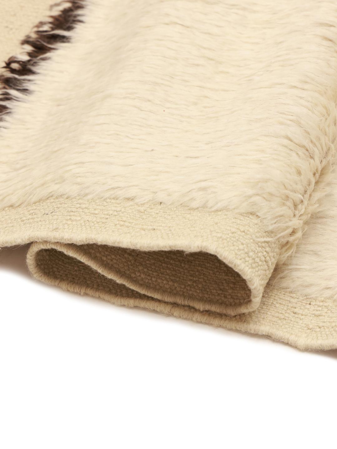Et håndknyttet beige tæppe med abstrakte mørke linjer fra Afghanistan