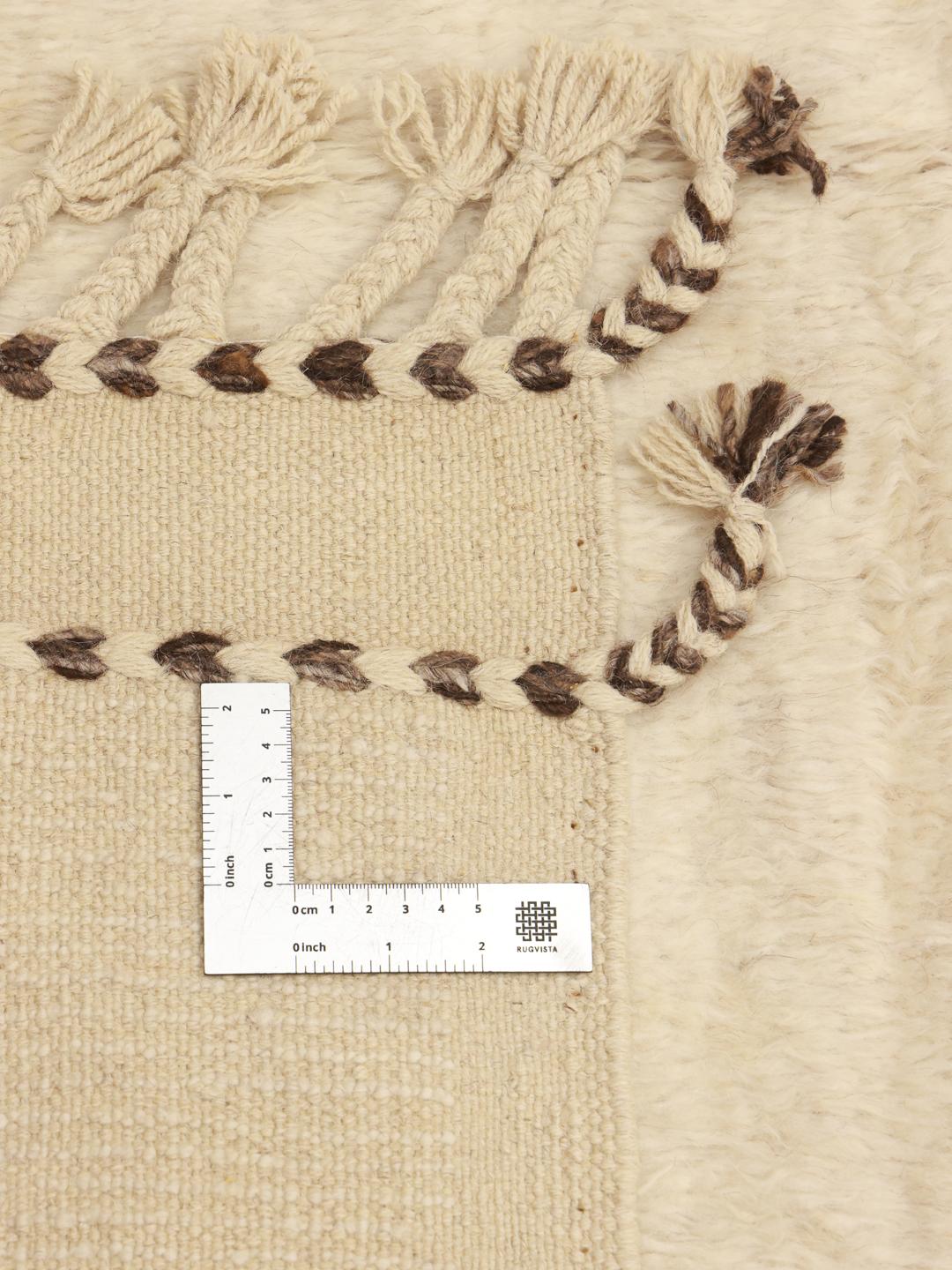 Et håndknyttet beige tæppe med abstrakte mørke linjer fra Afghanistan