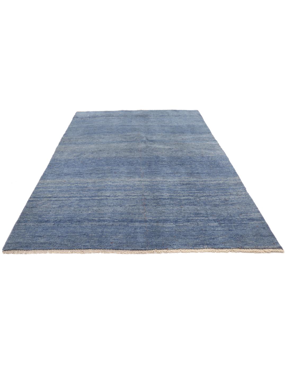 Tapis en laine bleu noué main provenant du Moyen-Orient avec un velours épais et moelleux.