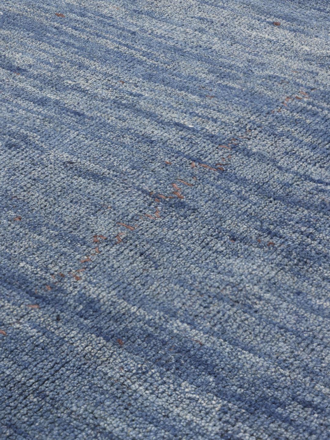 Tapis en laine bleu noué main provenant du Moyen-Orient avec un velours épais et moelleux.