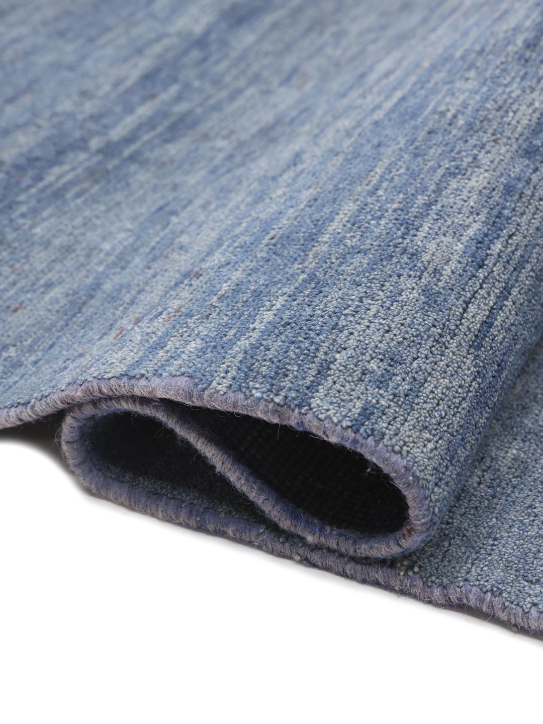 Tapis en laine bleu noué main provenant du Moyen-Orient avec un velours épais et moelleux.