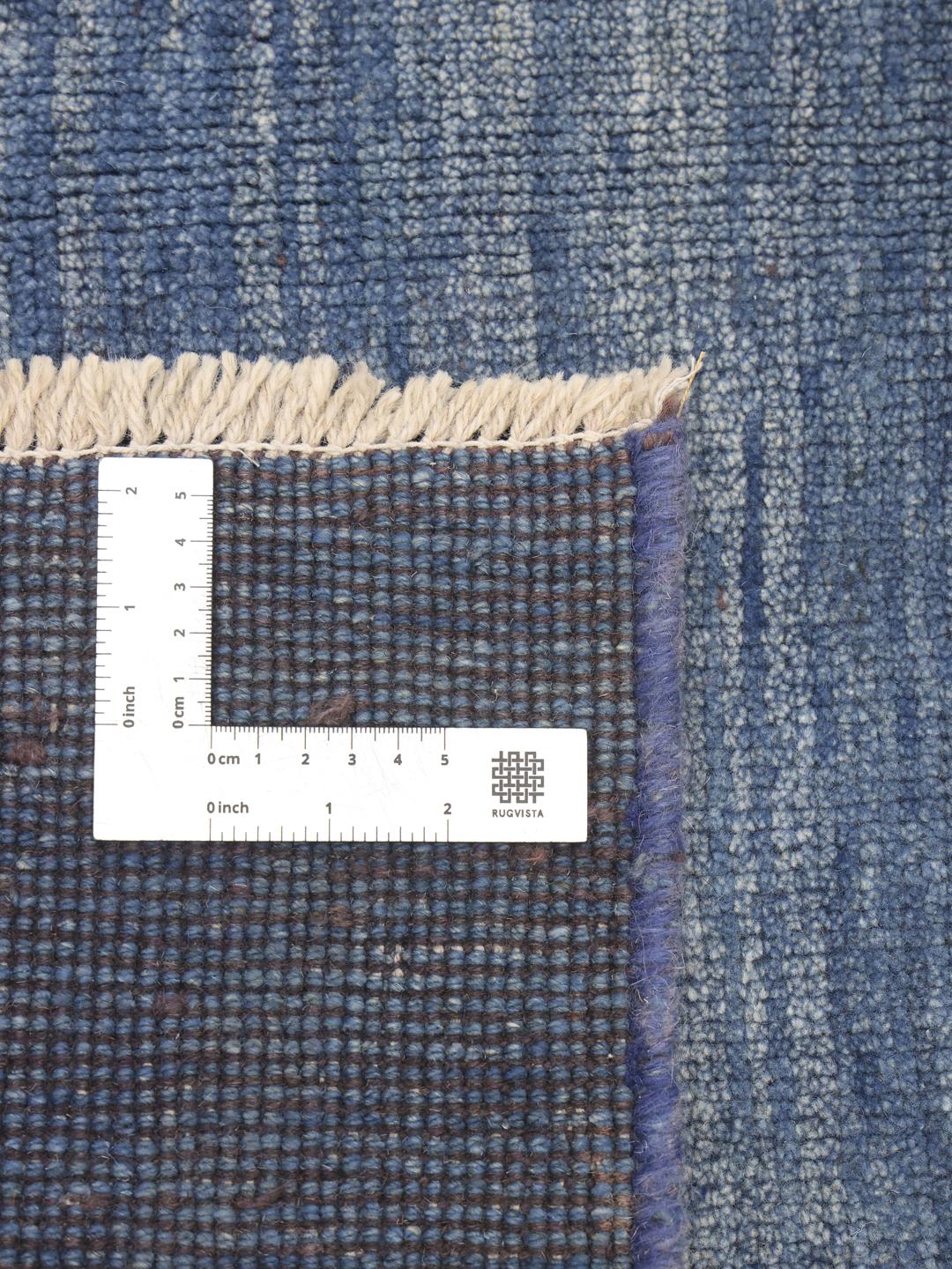 Tapis en laine bleu noué main provenant du Moyen-Orient avec un velours épais et moelleux.