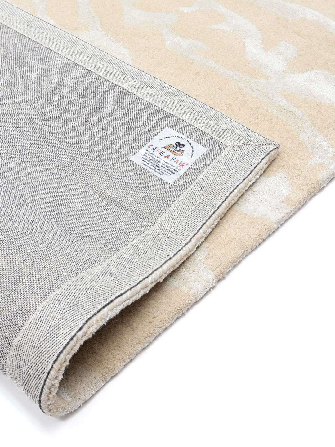 Beige tapijt met een organisch vloeiend patroon