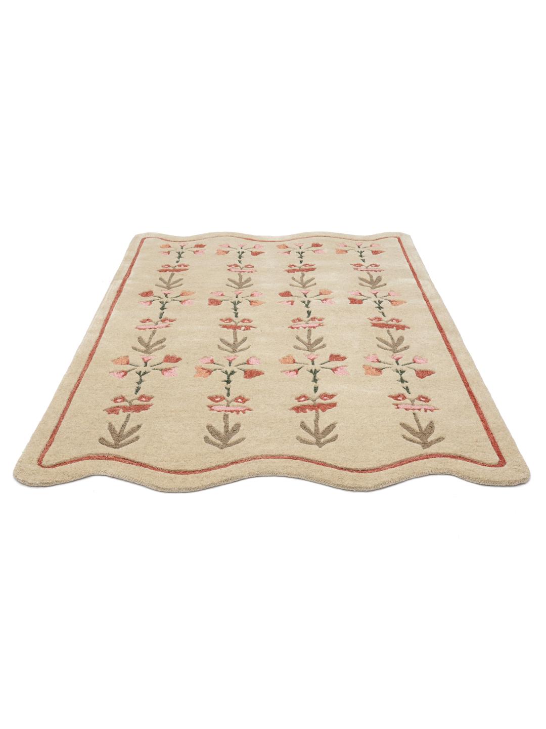 Beige tapijt met bloemmotieven