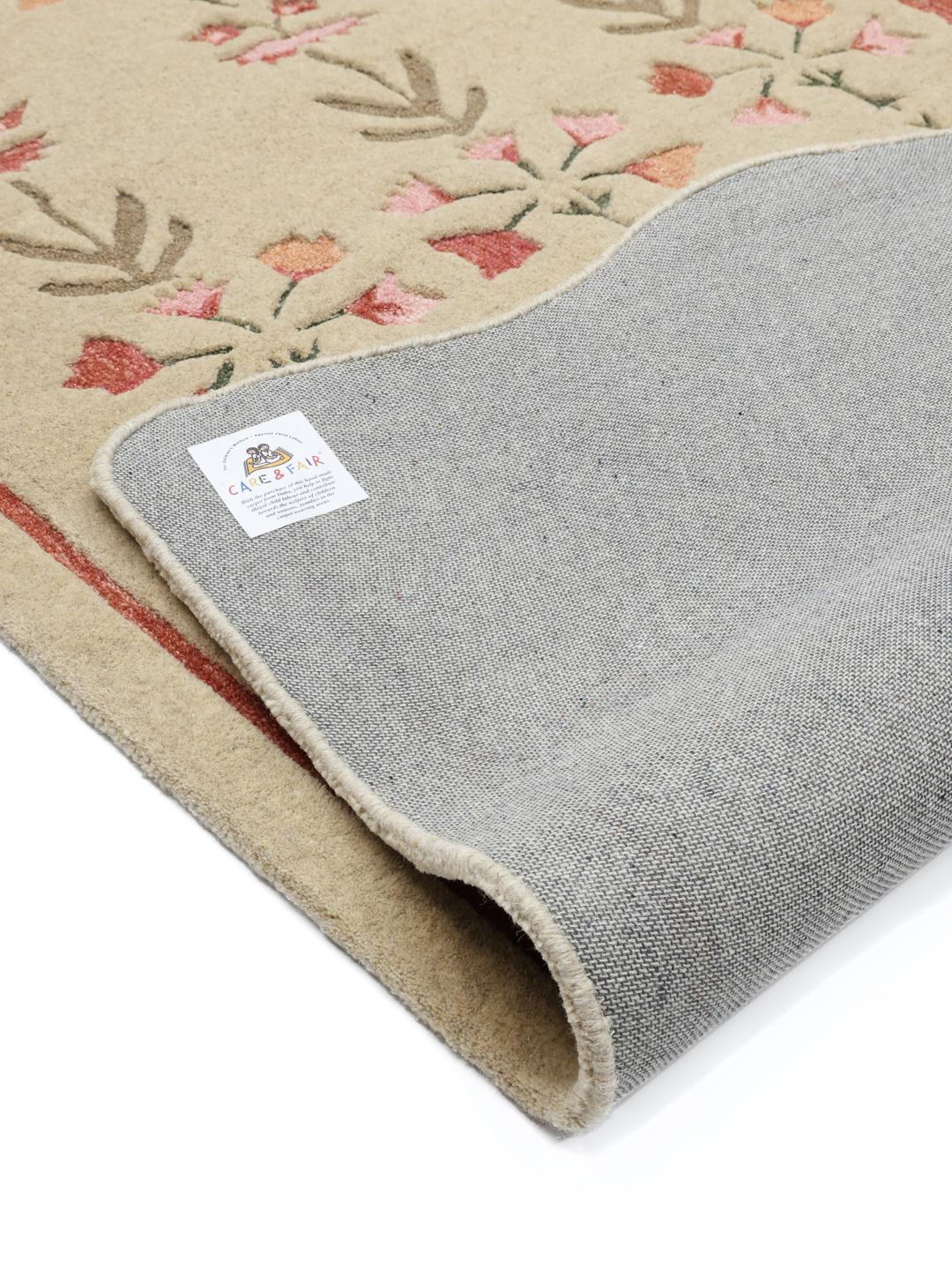 Beige tapijt met bloemmotieven