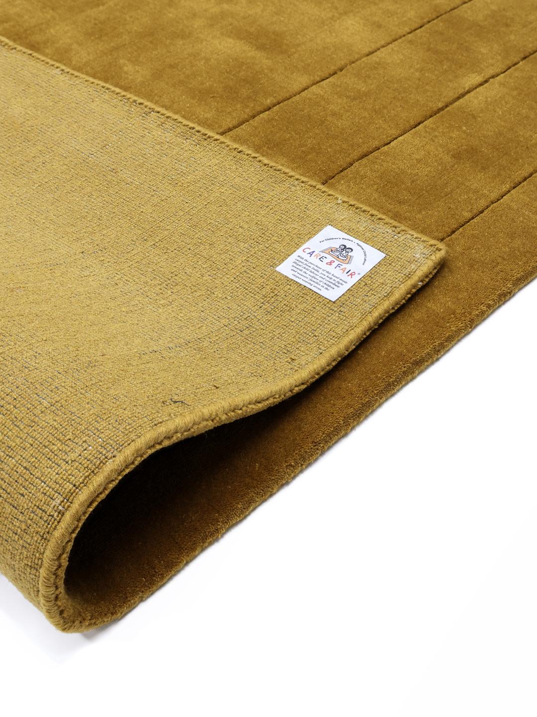 Tapis doré avec une bordure décorative