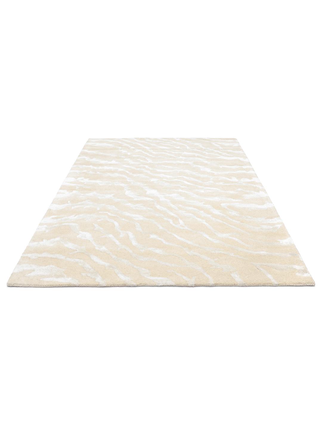 Beige tapijt met een organisch vloeiend patroon