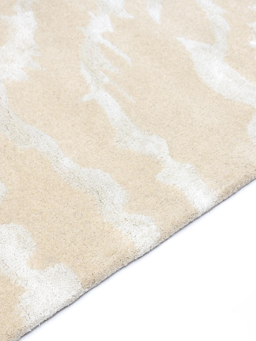 Beige tapijt met een organisch vloeiend patroon