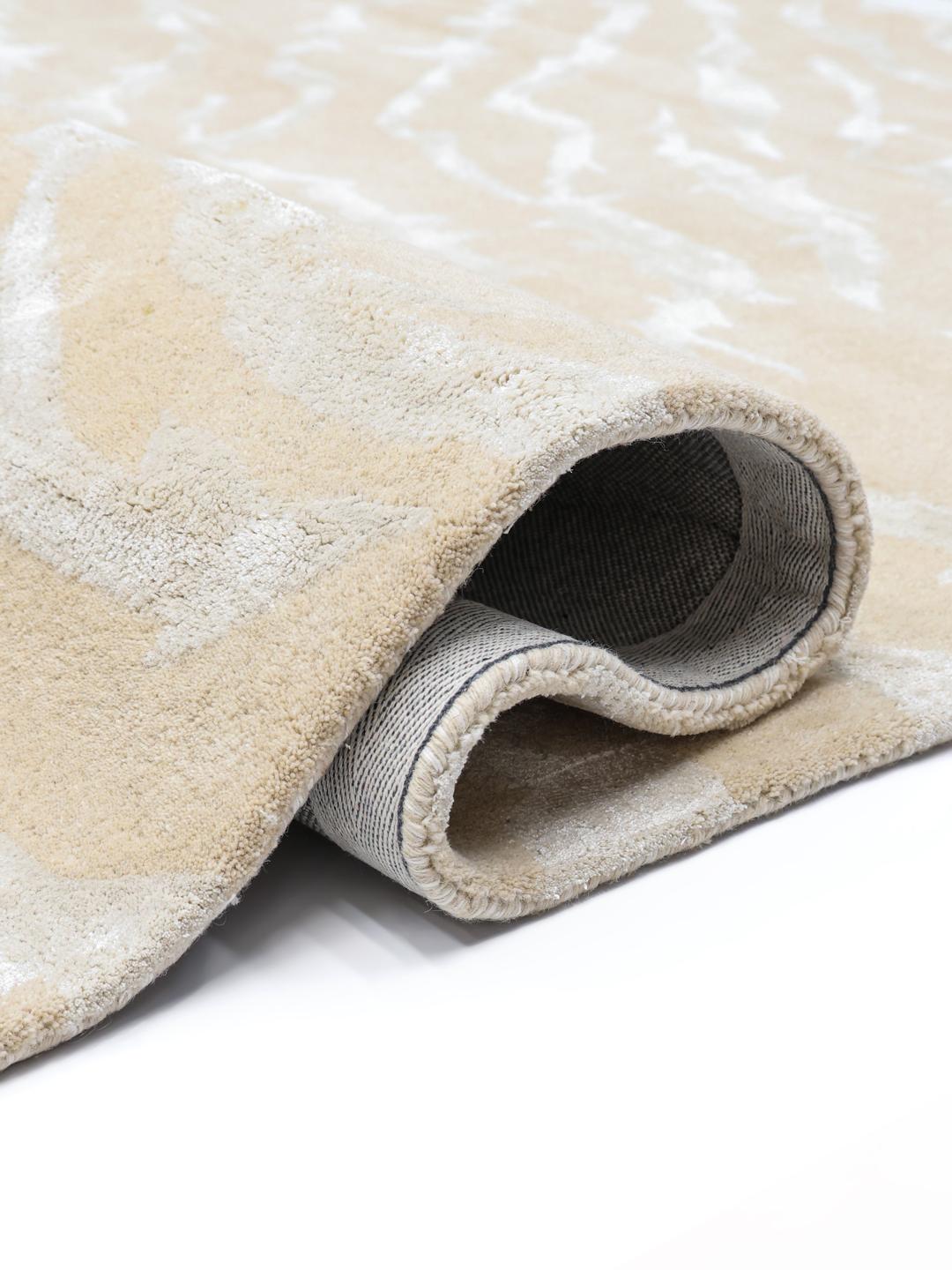 Beige tapijt met een organisch vloeiend patroon