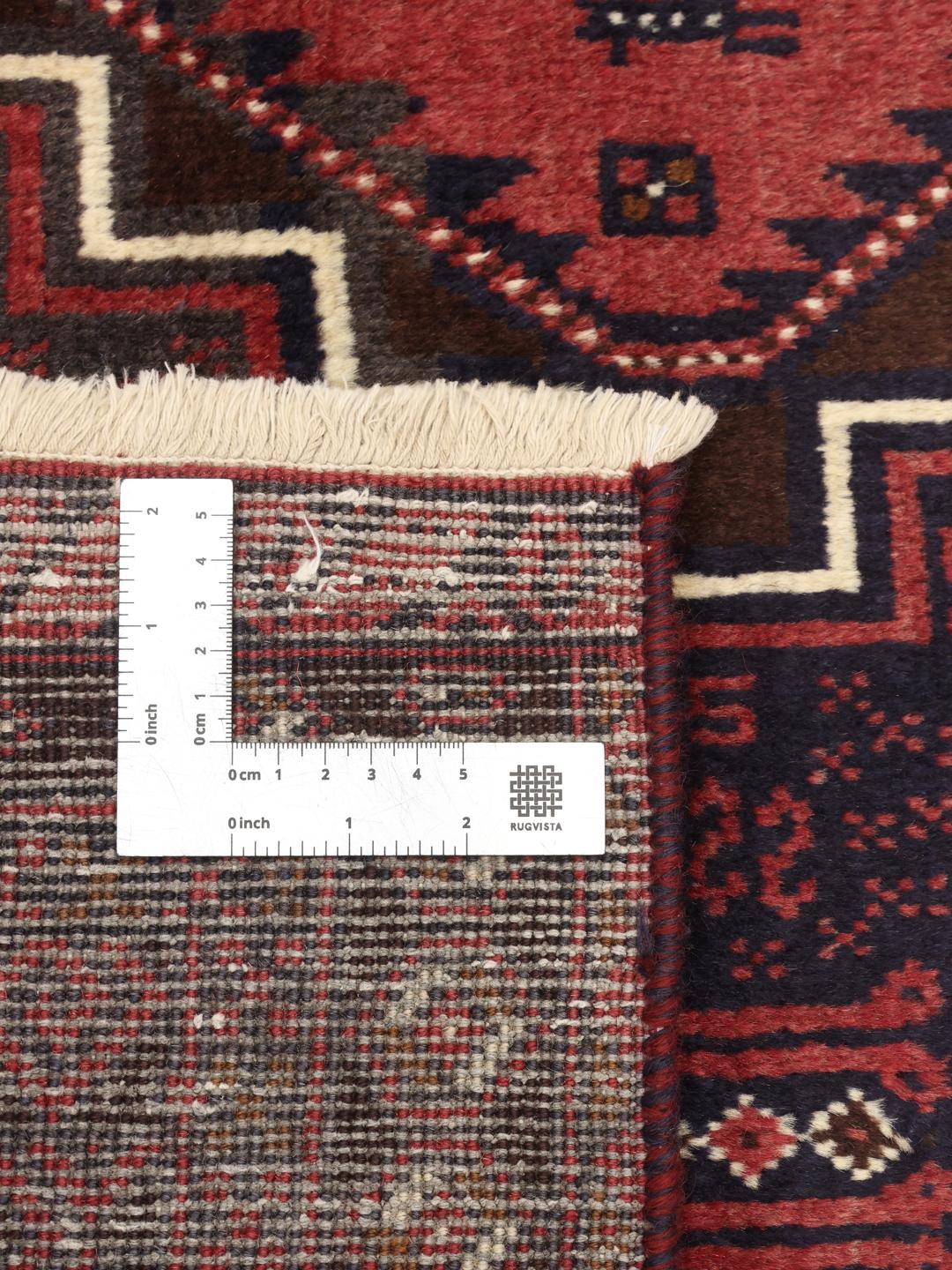 Handgeknoopt tapijt uit het Midden-Oosten in donkerrood met geometrische medaillonpatronen