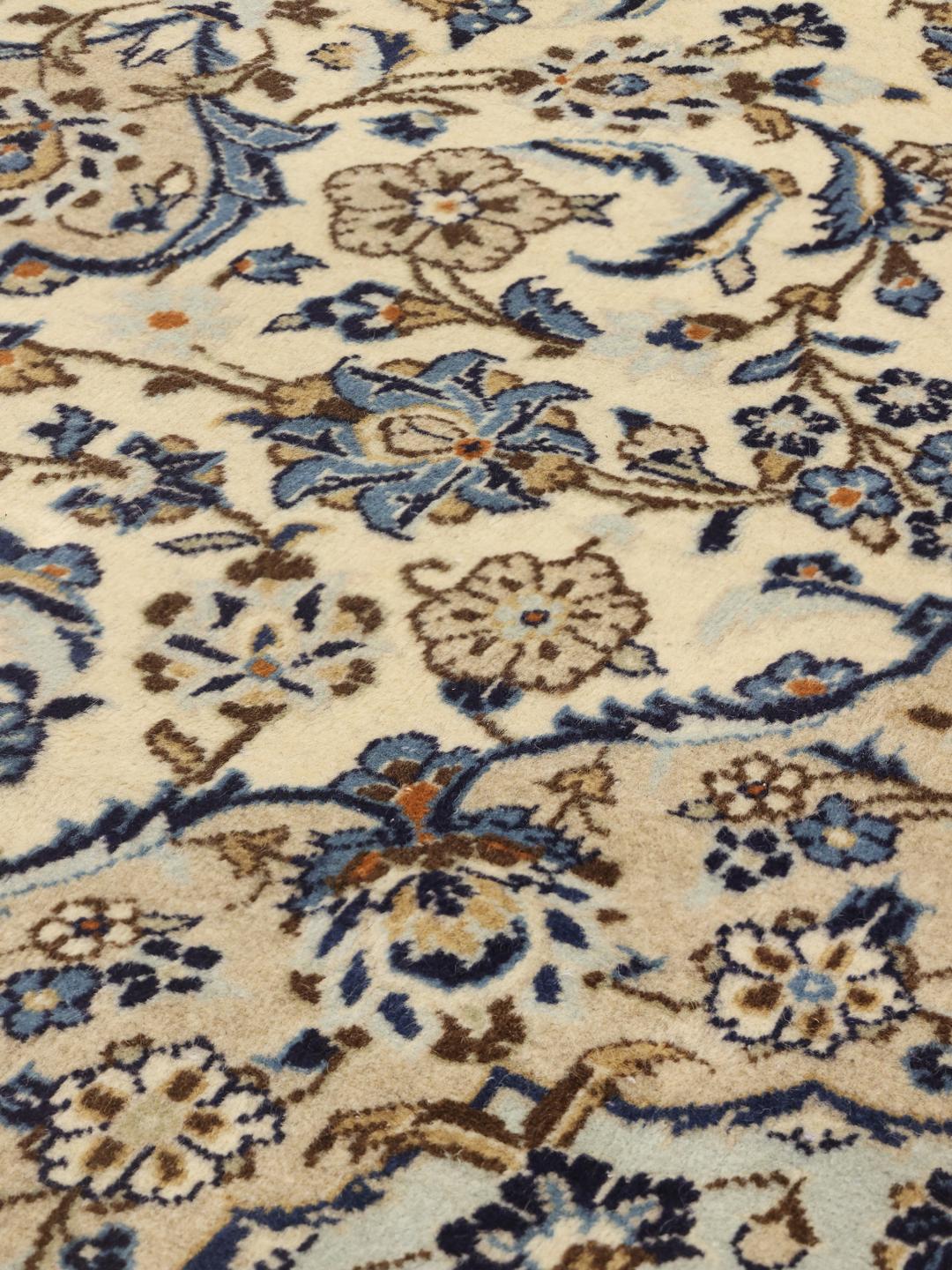 Handgeknoopt Keshan-tapijt met een bloemenmedaillon in beige en blauw uit het Midden-Oosten
