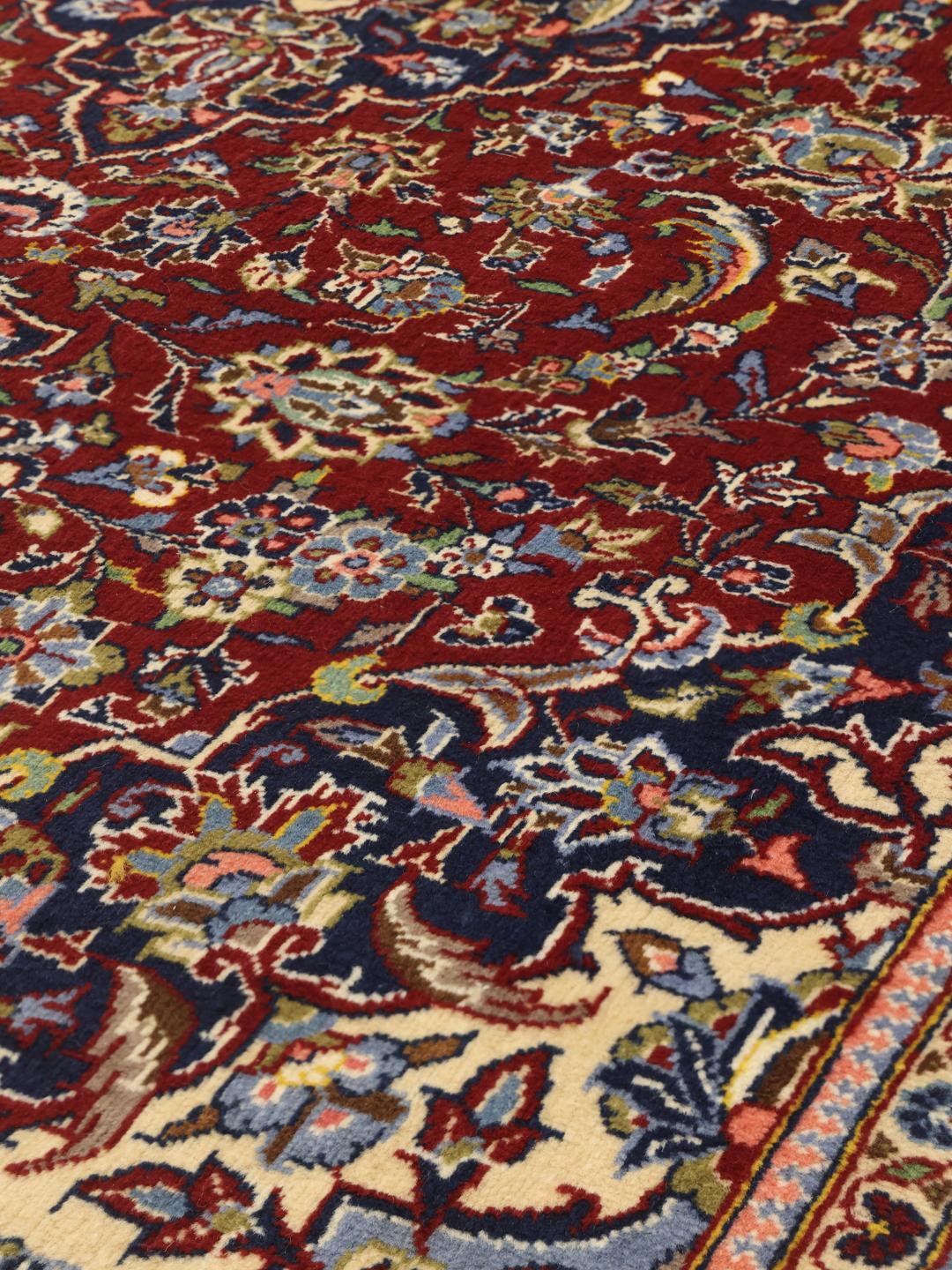Handgeknoopt Keshan-tapijt met een donkerrood en blauw bloemendessin