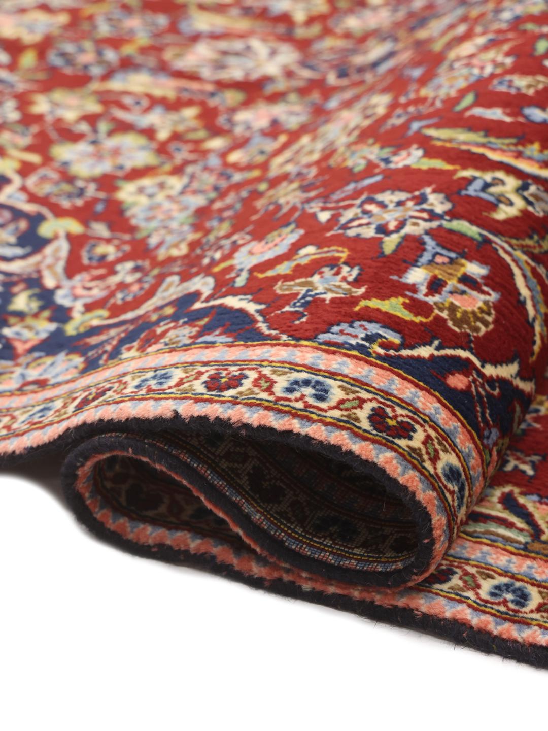 Handgeknoopt Keshan-tapijt met een donkerrood en blauw bloemendessin