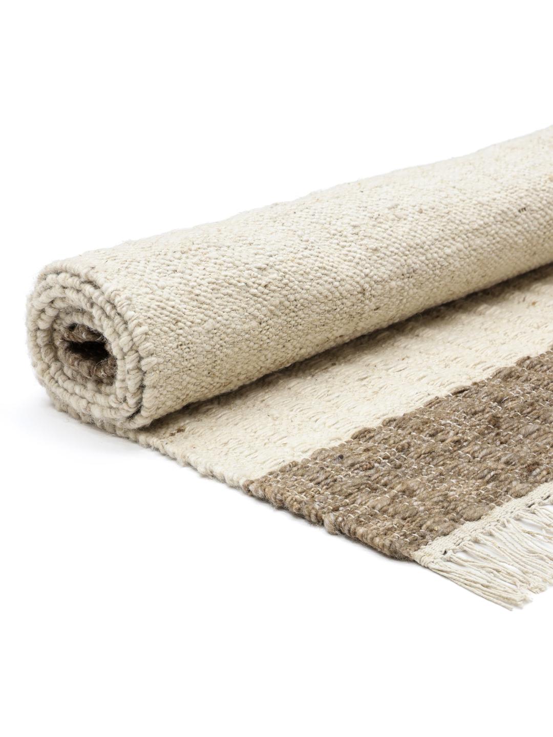 Beige en bruin handgeweven tapijt van een wolmix met franjes