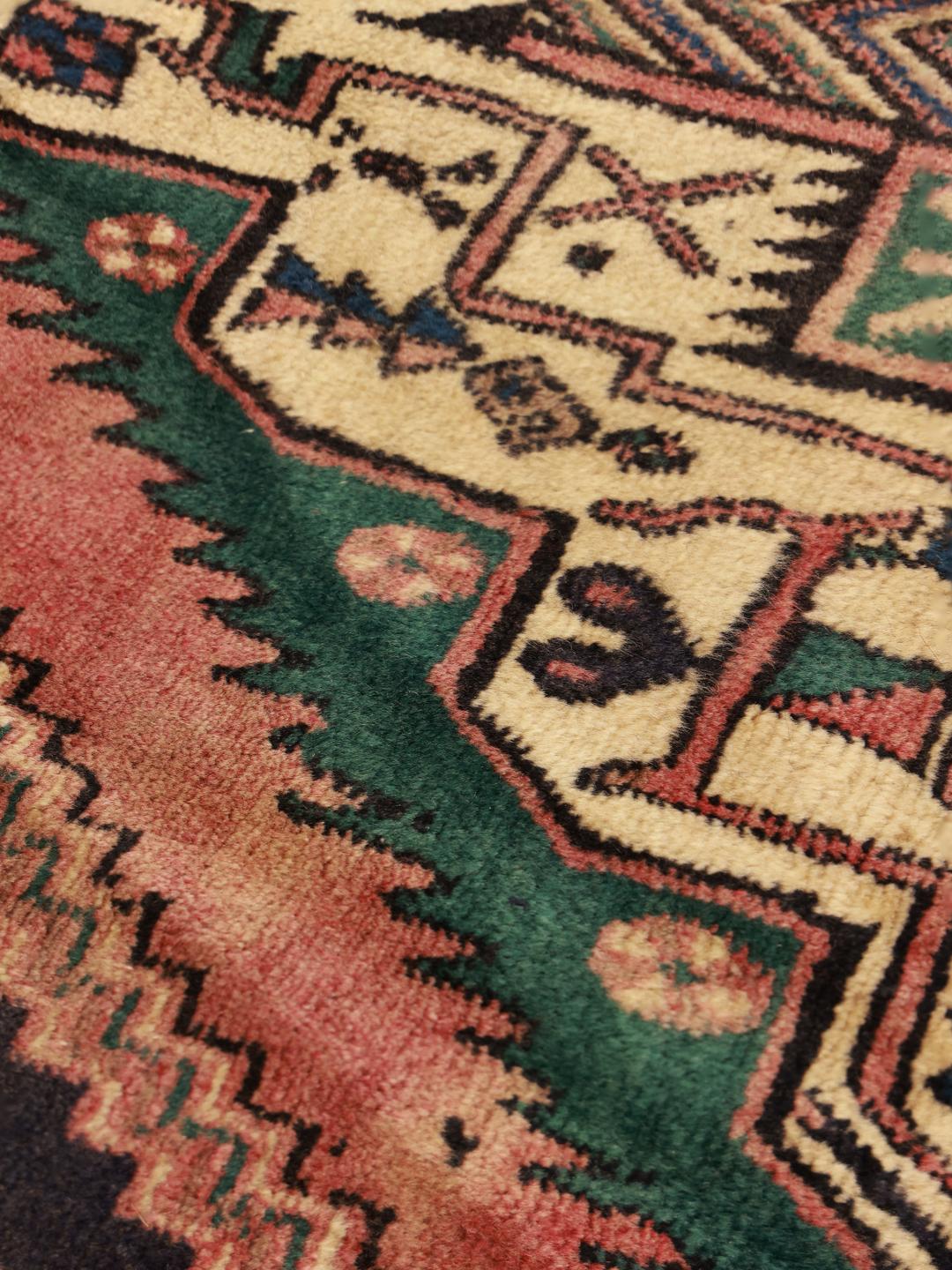 Handgeknoopt Afshar Shahre Babak tapijt met geometrische medaillonmotieven in veelkleurige tinten