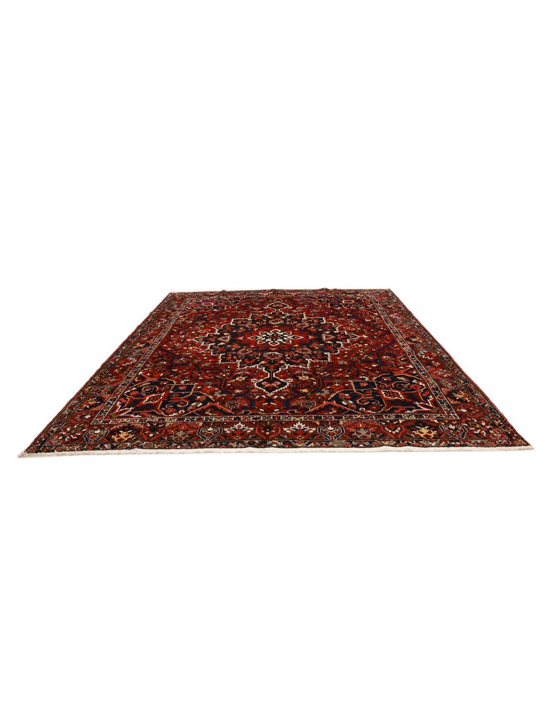 Un grand tapis carré Bakhtiar noué à la main provenant du Moyen-Orient dans des tons de rouge et de bleu.